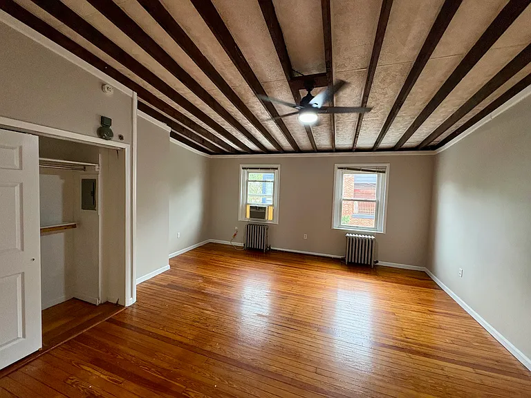 W Laurel St — Photo 8