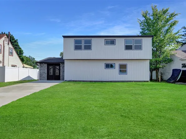 12 Woodcock Ln, Levittown, NY 11756