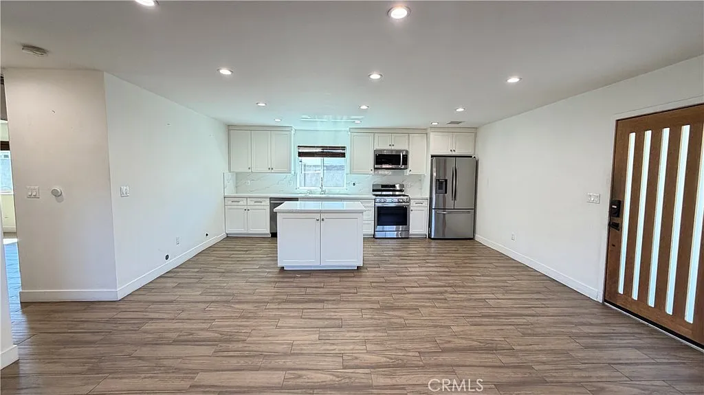 2 bed, 1000 sqft, $3,300 — Photo 3