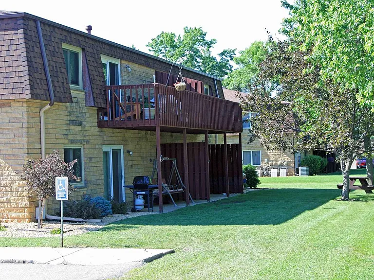 601 Pfau St — Photo 4
