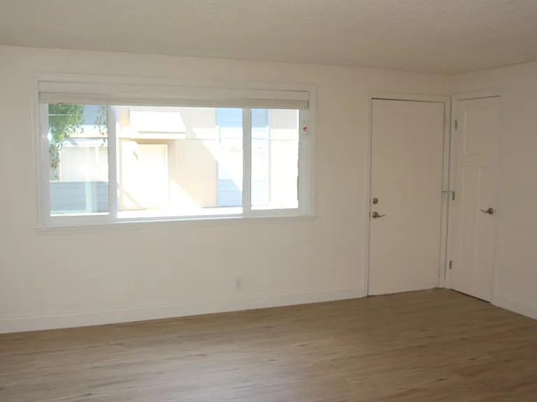 225 SW Kalmia St #A — Photo 5