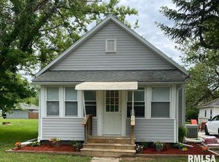 114 N McKinley St, Girard, IL 62640
