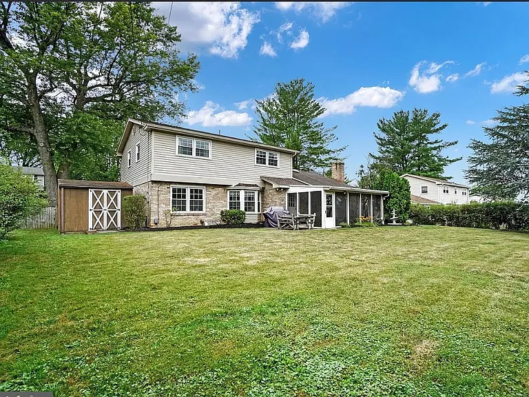 515 Ardmore Ln — Photo 2