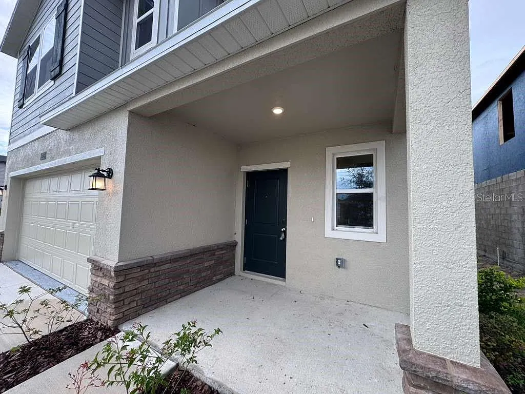 6 bed, 3.0 bath, 2458 sqft, $3,200 — Photo 2