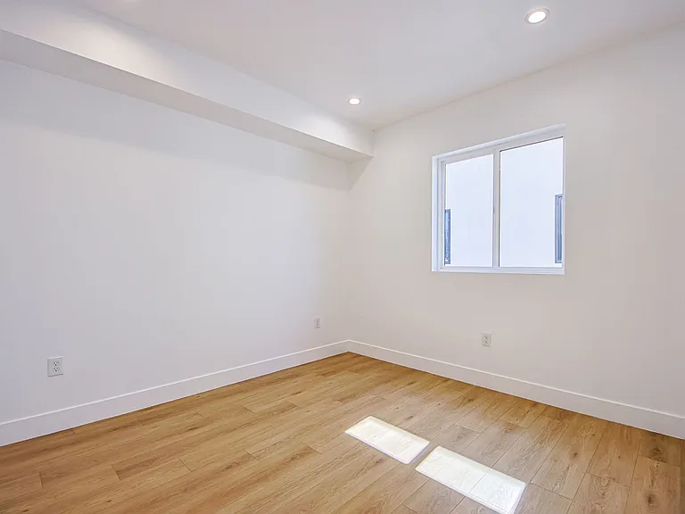 2851 S Victoria Ave — Photo 20