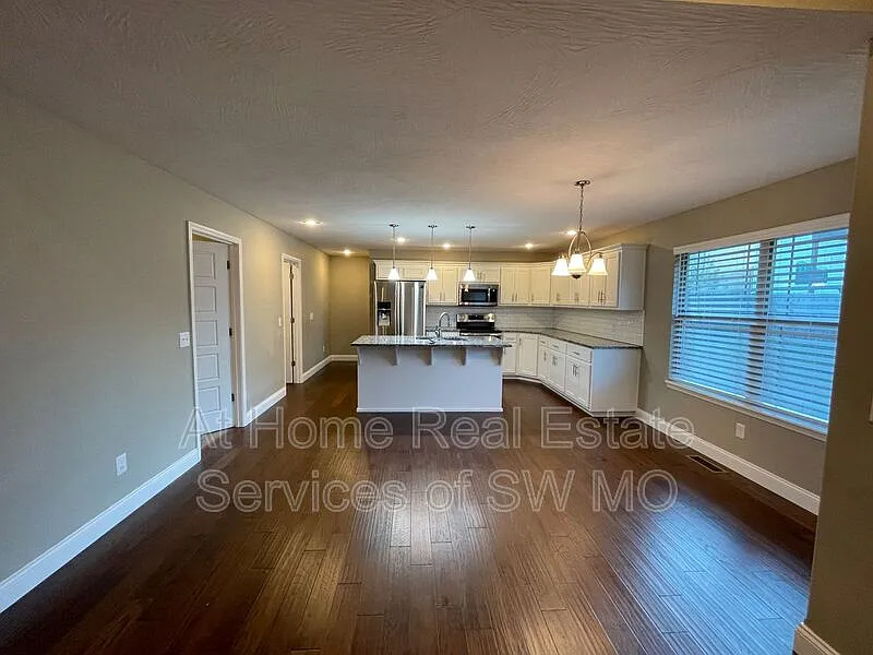 4 bed, 2.0 bath, 1820 sqft, $2,200 — Photo 3