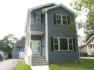 128 N Hager Ave, Barrington, IL 60010
