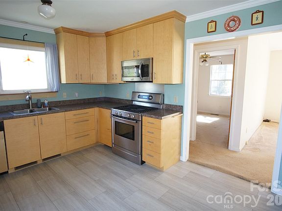 5th image of 615 Hillcrest St
