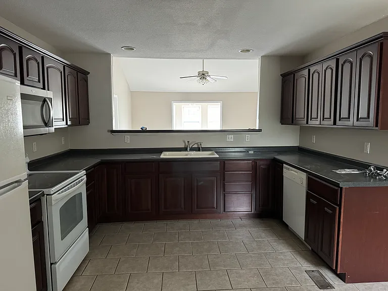 128 Medinah Cir — Photo 6