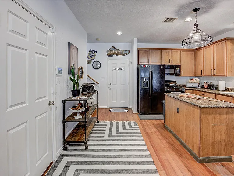 1815 Lewis St — Photo 10