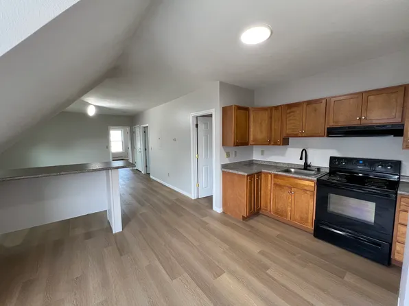 981 Valley St APT 3F, Manchester, NH 03103