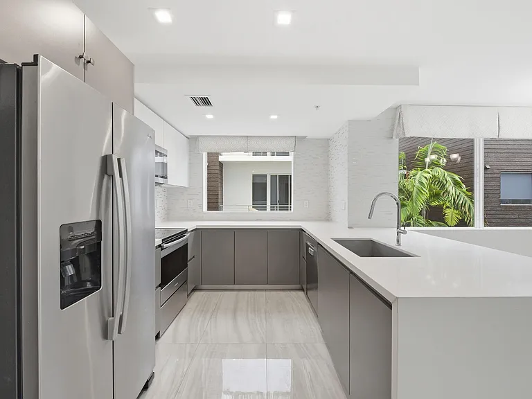 714 NE 14th Ave #102 — Photo 7