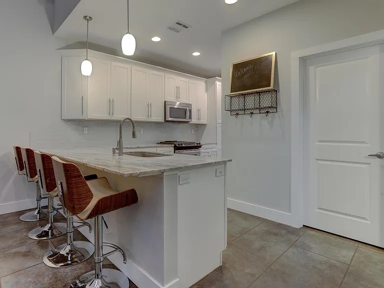 204 Highland Oaks Ln #204 — Photo 6