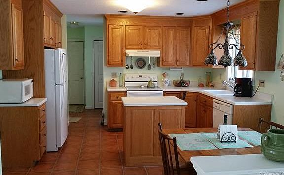 Kitchen, Island, Eat-In