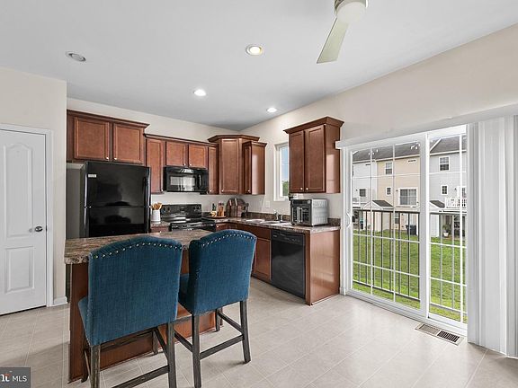 3rd image of 38218 Enfield Dr