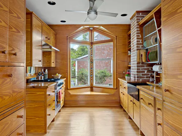 34 Washington Avenue, Buzzards Bay, MA 02532