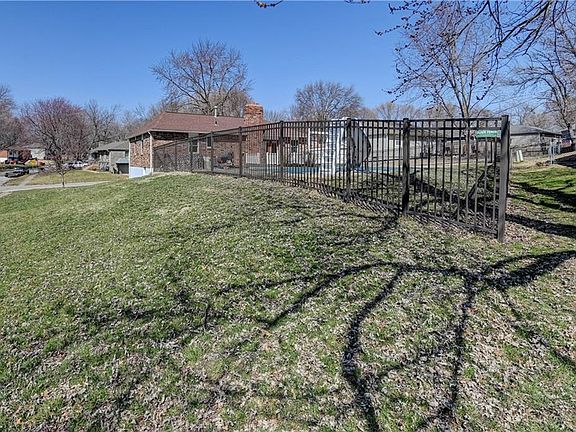 3rd image of 900 NW Oxford Dr