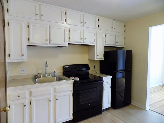 4th image of 100 1/2 N Main St Suite 3