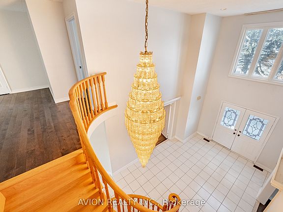5th image of 103 Spadina Rd