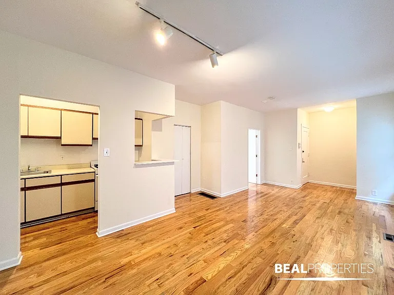 660 W Cornelia Ave #12 — Photo 4
