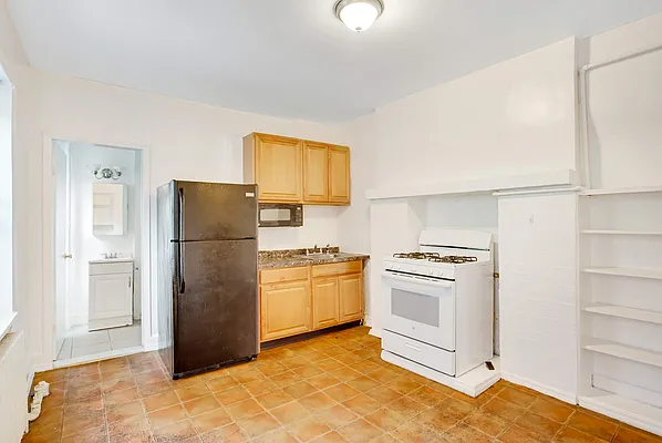 Rented by Moises Farhart, LREB | media 21