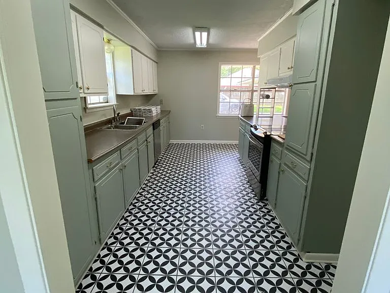 1006 E Hazel St — Photo 3