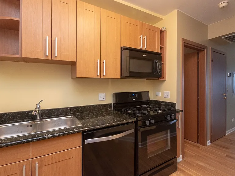 3103 W Lawrence Ave #3 — Photo 2