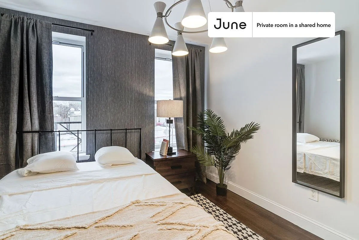 Queen bedroom in 4 bed/1 bath home in Prospect Heights #170 C — Photo 2