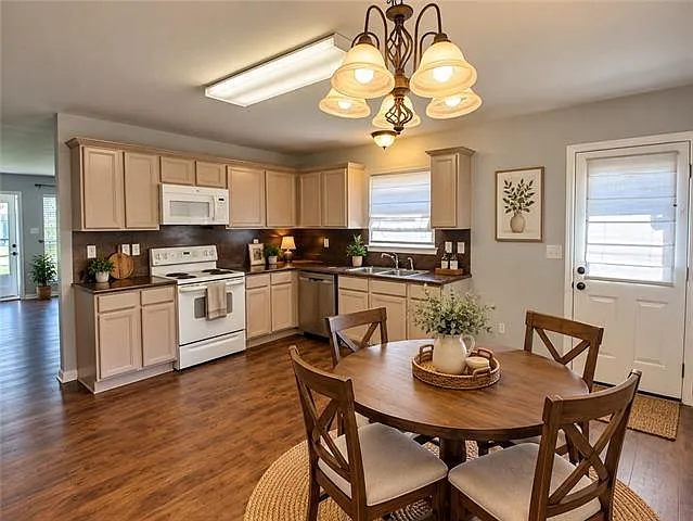 3 bed, 2.0 bath, 1254 sqft, $1,695 — Photo 3