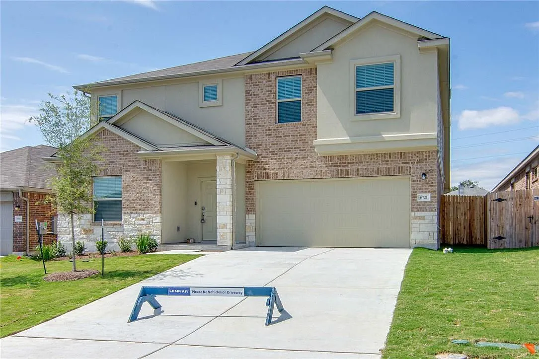 4 bed, 2.5 bath, 2834 sqft, $2,500 — Photo 2