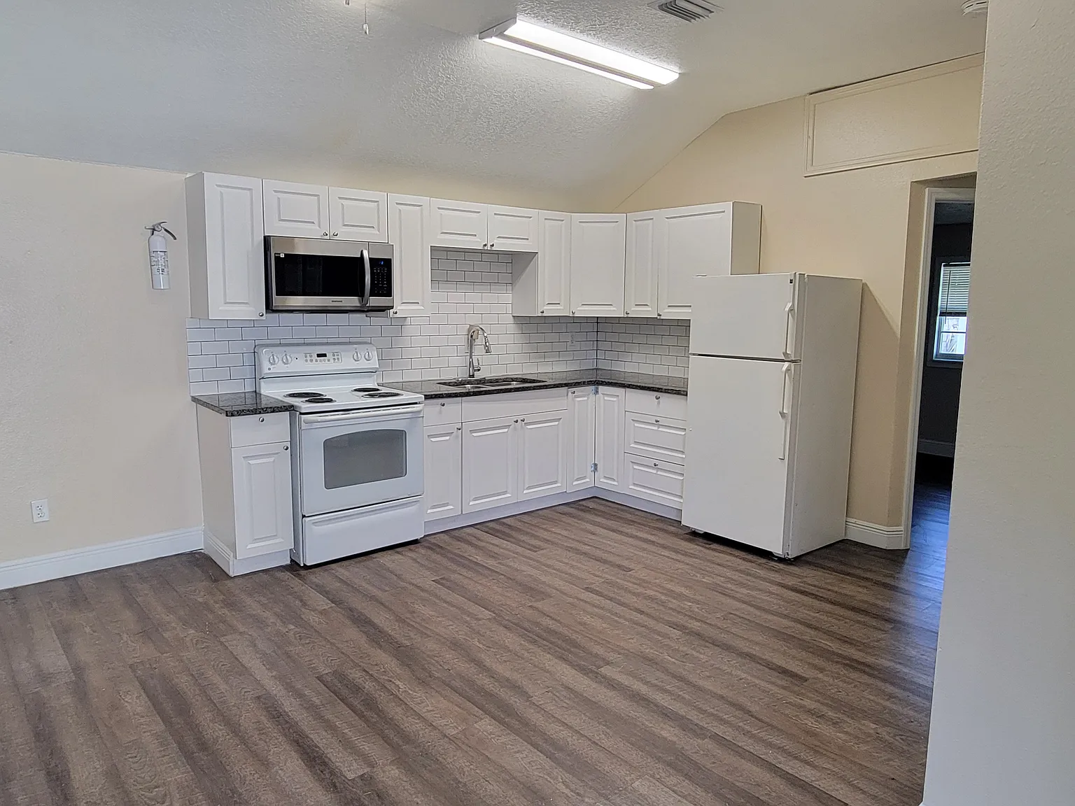 3 bed, 1352 sqft, $1,900 — Photo 2