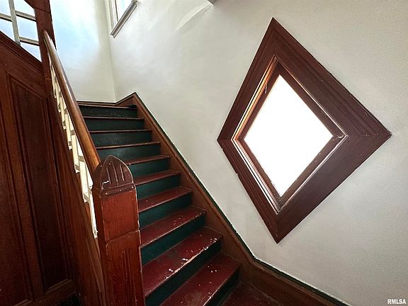 4th image of 221 N Oak St