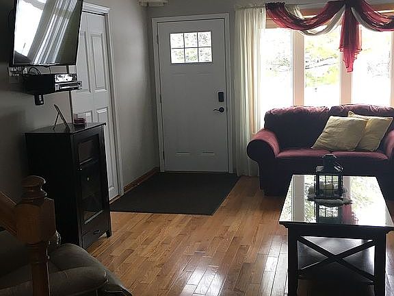 4th image of 668 N Oaklawn Ave