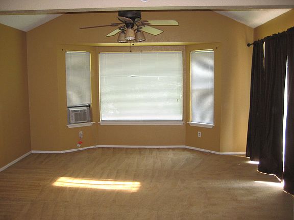 4th image of 1025 Cambridge Dr