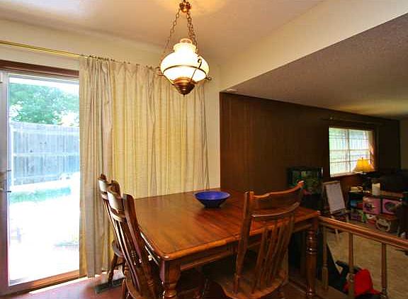4th image of 215 E Willow Pl