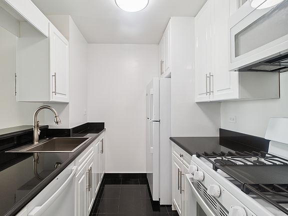 5th image of 400 E 71st St APT 21A