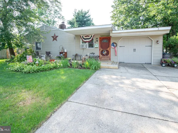 12 Burning Bush Ln, Levittown, PA 19054