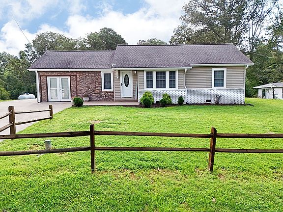 4th image of 749 Hillcrest Dr