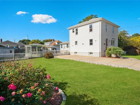 17 Elder Ave E, Riverside, RI 02915