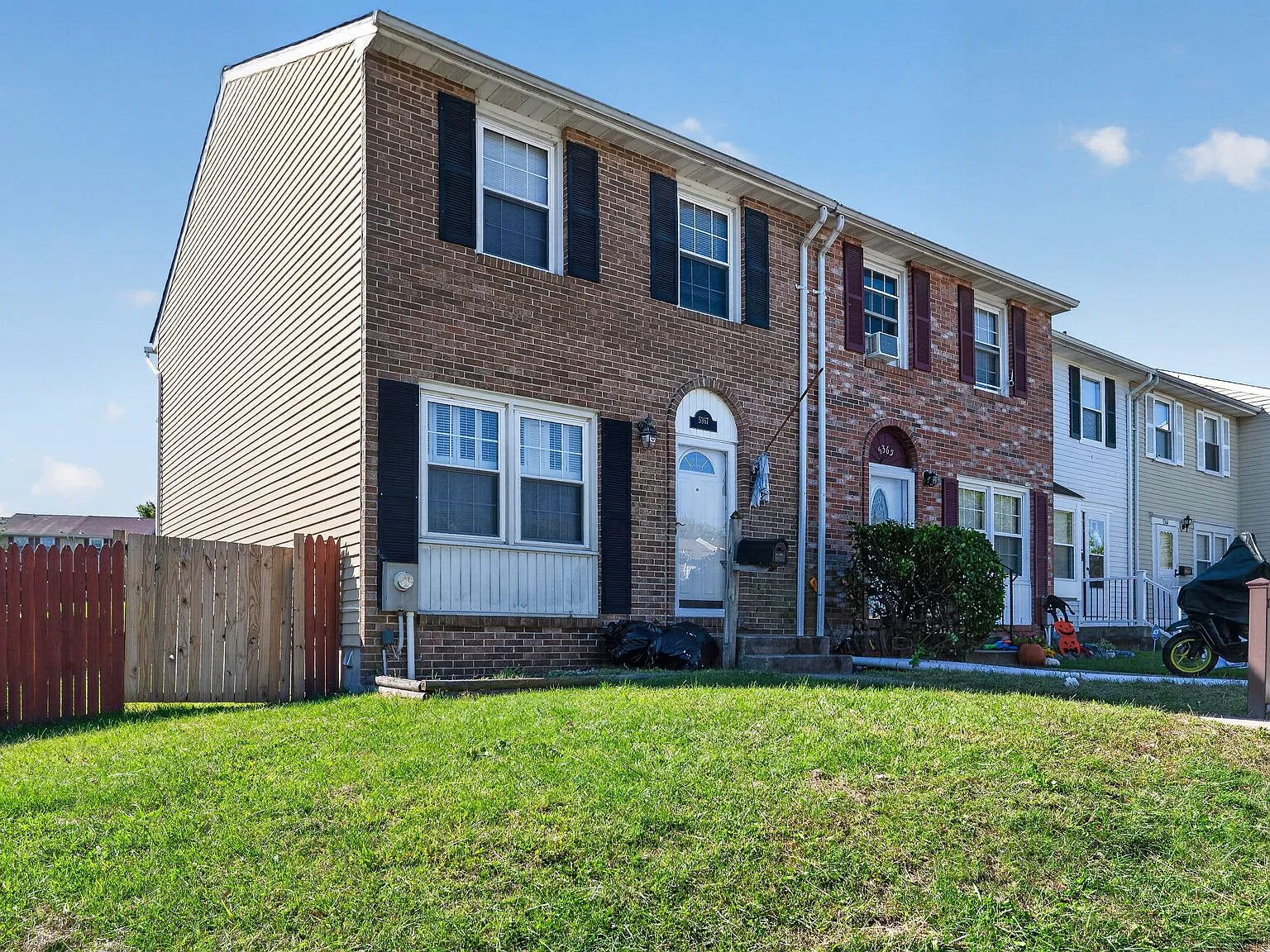 3 bed, 1.5 bath, 1728 sqft, $2,300 — Photo 2