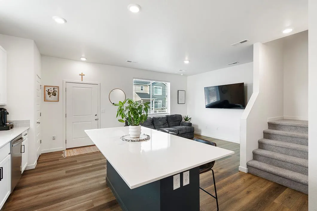 3 bed, 2.5 bath, 1440 sqft, $2,400 — Photo 2