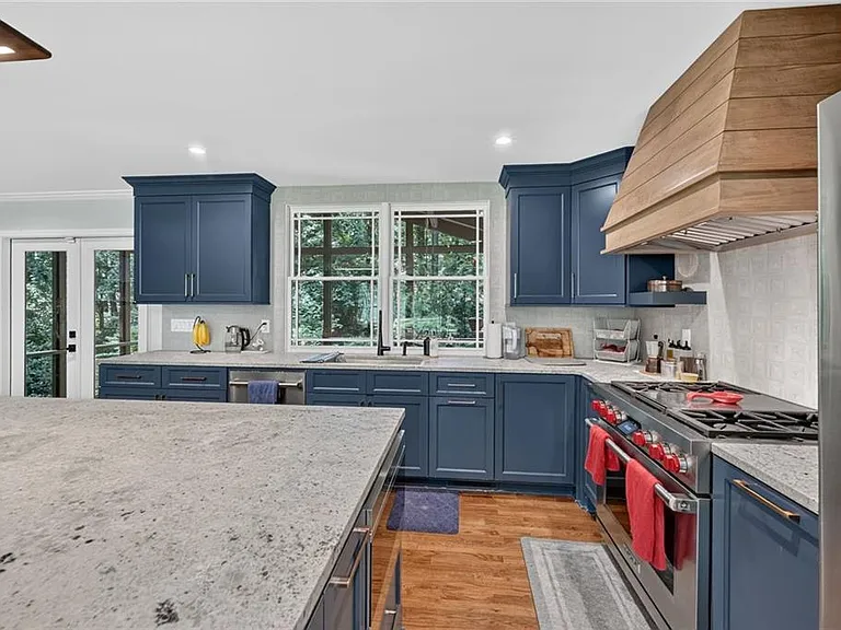 4100 Shawnee Ln NE — Photo 8