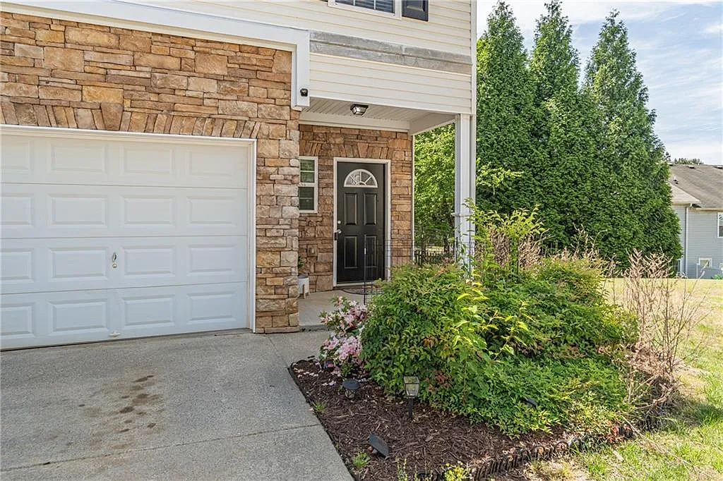 3 bed, 2.5 bath, 1740 sqft, $2,000 — Photo 4