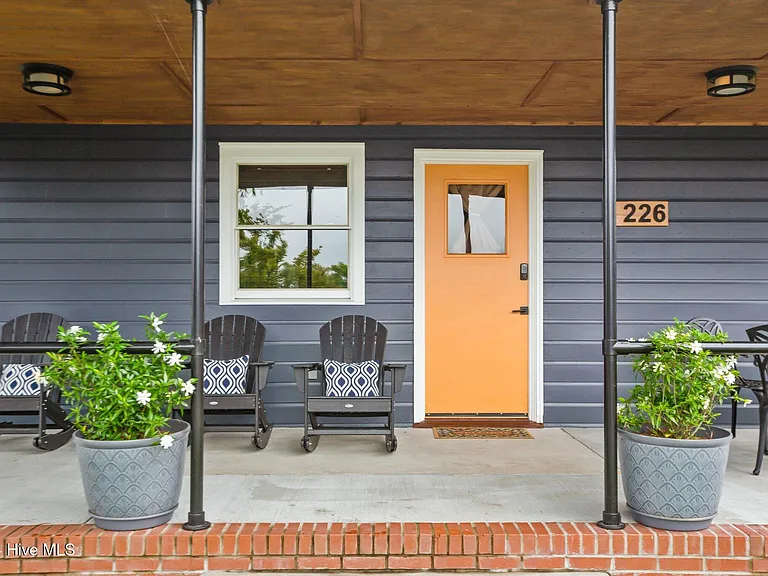 226 E Water St — Photo 3