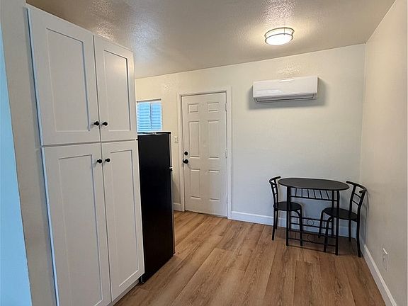 4th image of 213 S Spring St