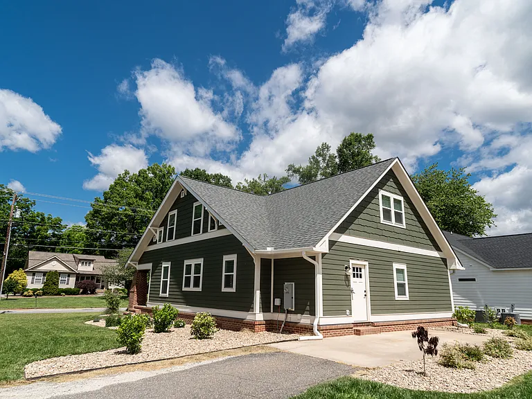 609 Salisbury St — Photo 4