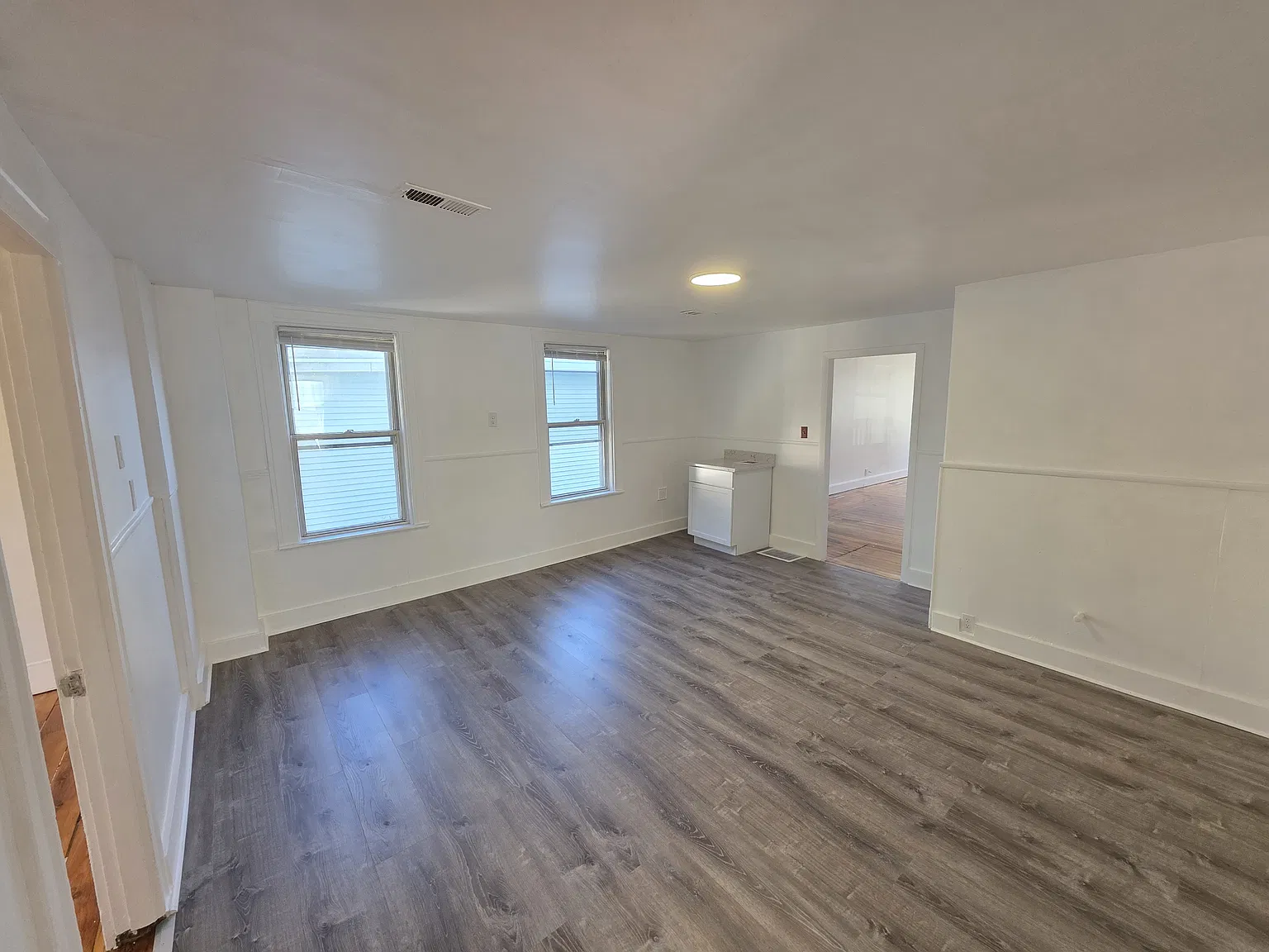  212 Burnside Ave 1stflr 4b/1b Renovated Hardwoods Freshpaint Petsok — Photo 4