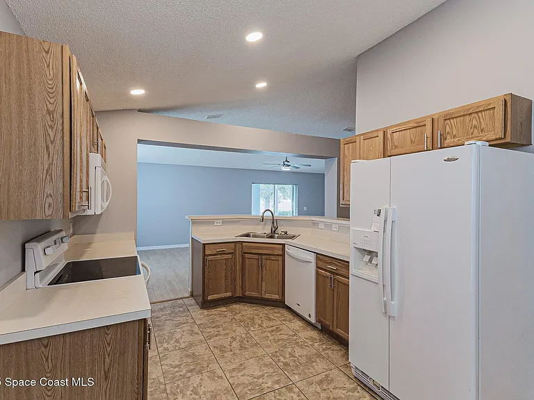 1733 La Maderia Dr SW — Photo 9