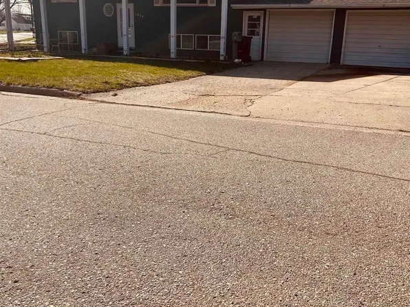 1614 Maplecrest Dr, Estherville, IA 51334