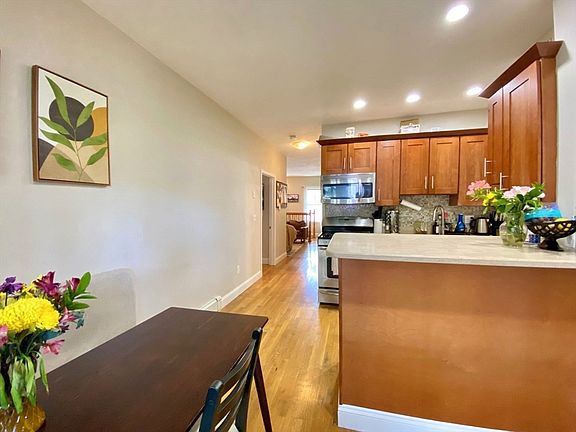 5th image of 512 E 3rd St